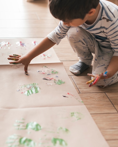 Pequeño niño pintando como un artista