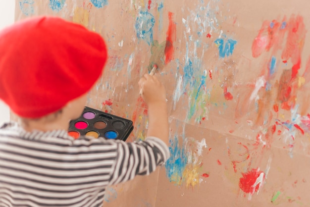 Foto gratuita pequeño niño pintando como un artista