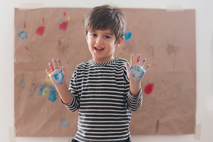 Foto gratuito pequeño niño pintando como un artista