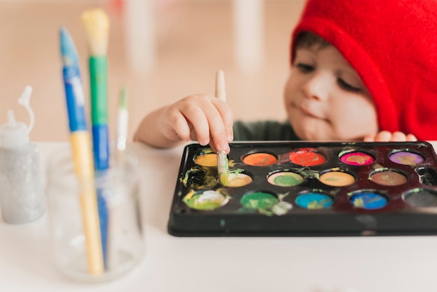 Foto gratuita pequeño niño pintando como un artista