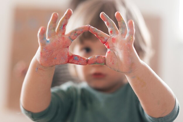 Pequeño niño pintando como un artista