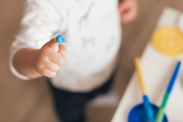 Pequeño niño pintando como un artista