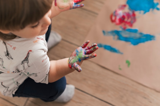 Foto gratuita pequeño niño pintando como un artista