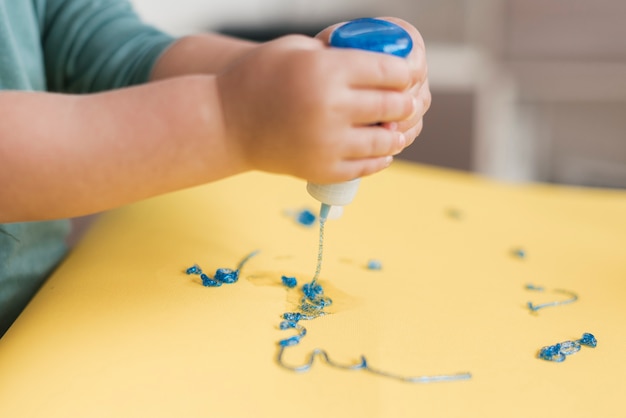 Pequeño niño pintando como un artista