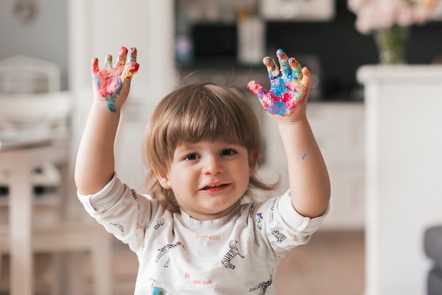 Foto gratuita pequeño niño pintando como un artista