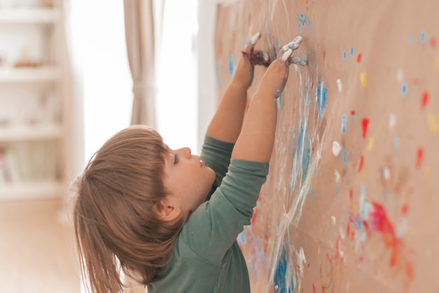 Pequeño niño pintando como un artista