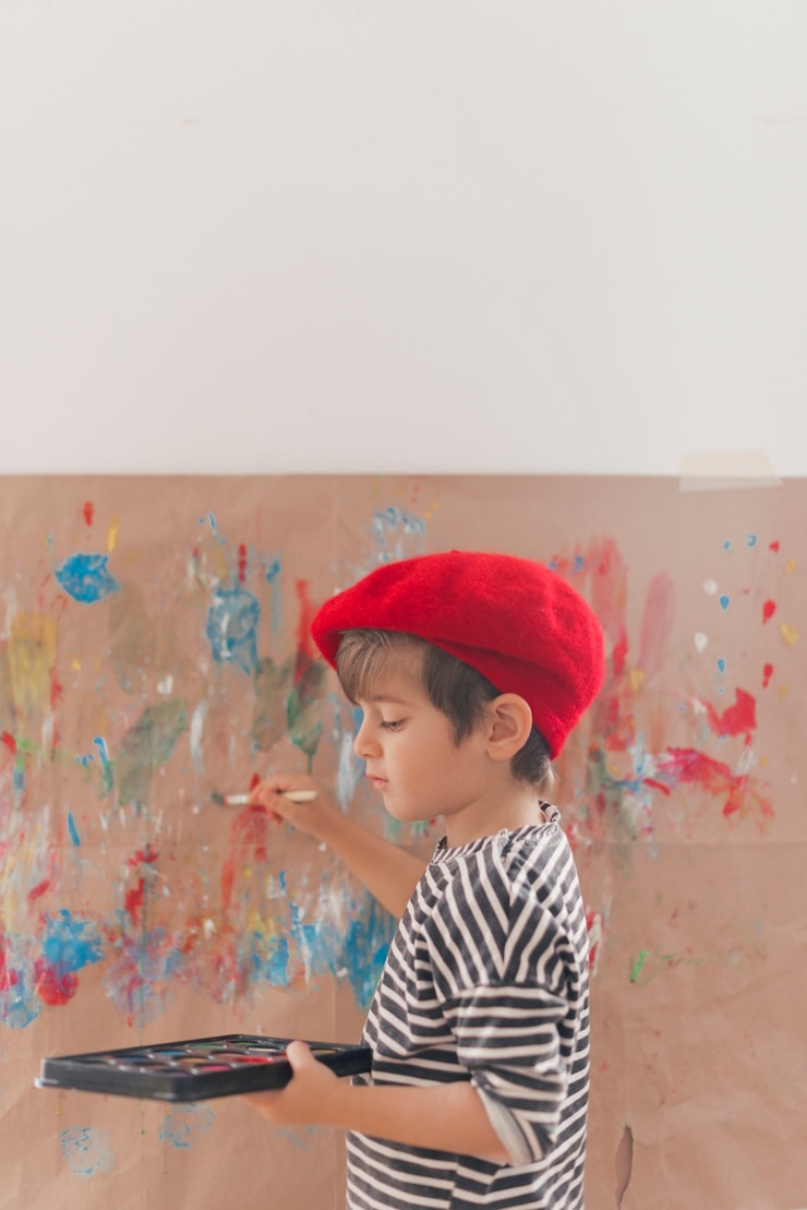 Foto gratuito pequeño niño pintando como un artista
