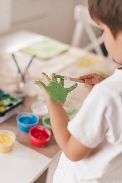 Pequeño niño pintando como un artista