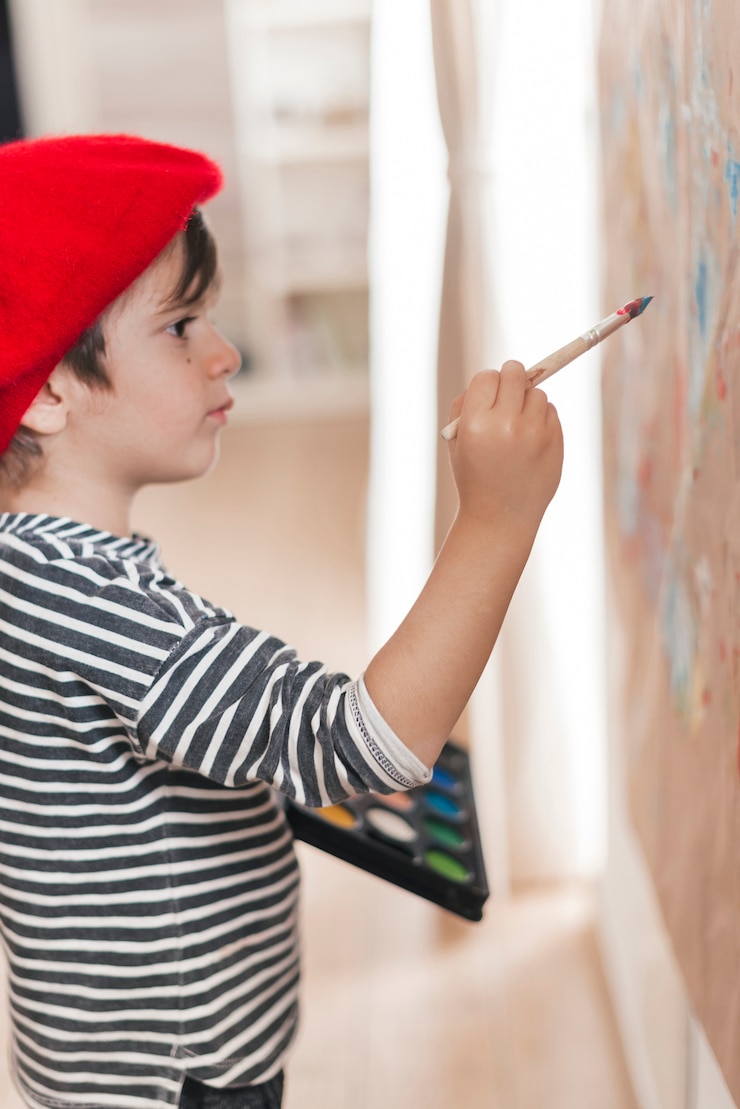 Foto gratuito pequeño niño pintando como un artista