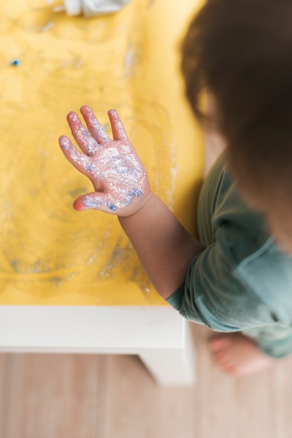 Pequeño niño pintando como un artista