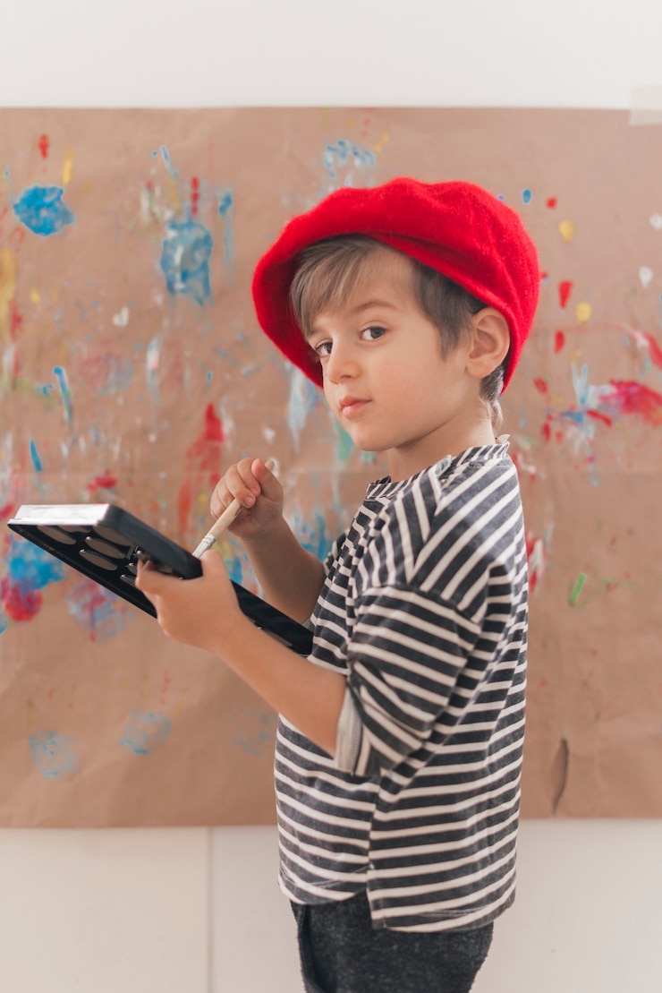Foto gratuito pequeño niño pintando como un artista