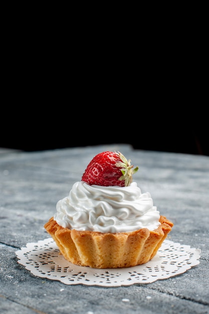 Foto gratuita pequeño pastel cremoso horneado delicioso con fresas en un escritorio de luz gris, pastel de azúcar crema dulce