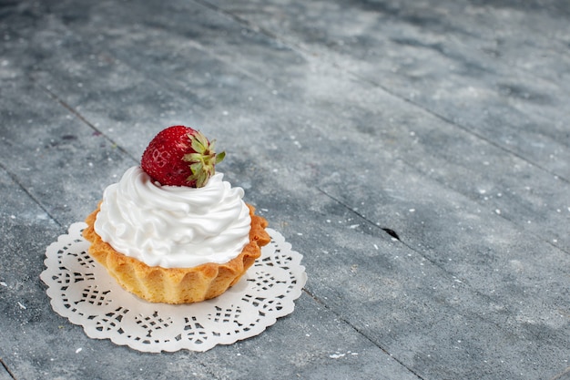 Pequeño pastel cremoso horneado delicioso con fresas en escritorio de luz gris, pastel de galleta dulce crema de azúcar