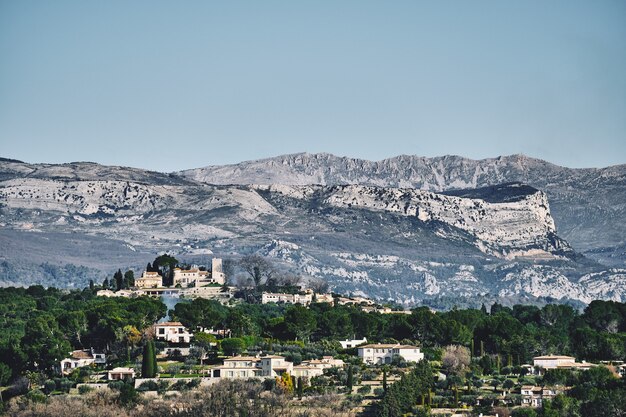 Un pequeño pueblo al lado de la montaña.