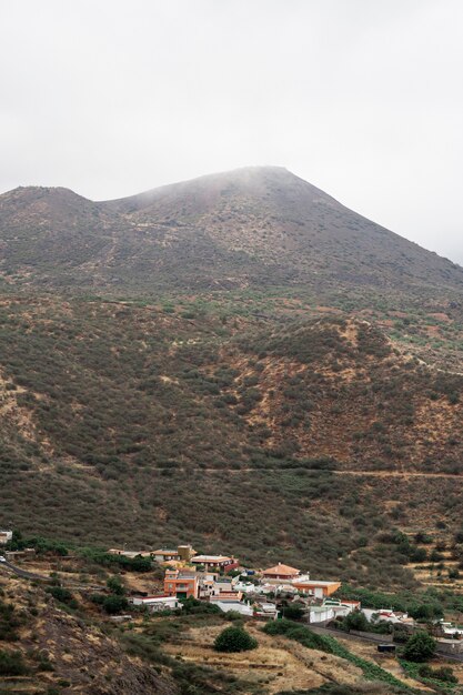 Pequeño pueblo a la base de la montaña