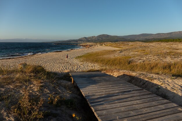 Un pequeño puente de madera en la playa.