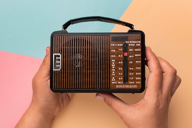 Pequeño receptor de radio de transmisión retro