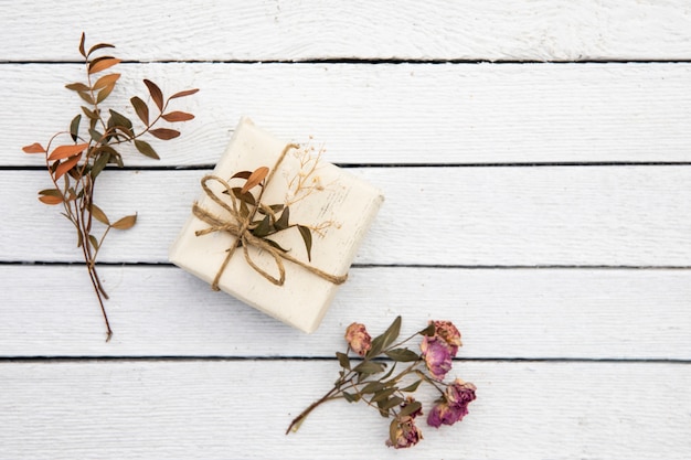 Pequeño regalo lindo con plantas secas