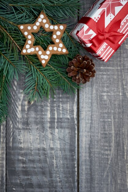 Pequeño regalo de Navidad en la madera.