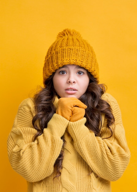 Foto gratuita pequeño retrato de niña con ropa de invierno