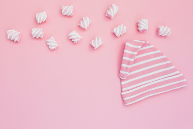 Pequeño sombrero de niña y dulces