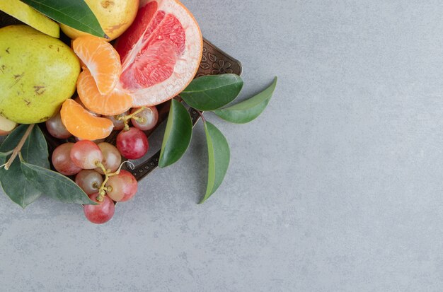 Un pequeño surtido de varias frutas en mármol.