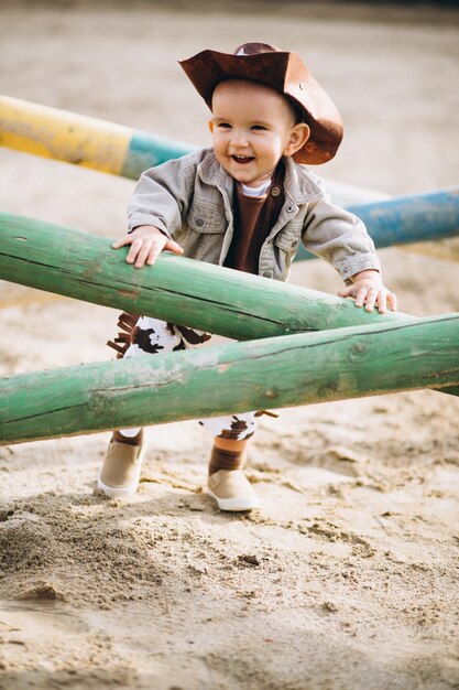 Pequeño vaquero en el rancho