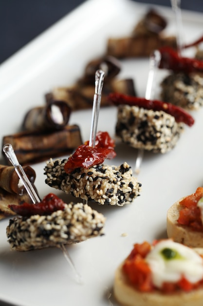 Pequeños aperitivos gourmet en un plato