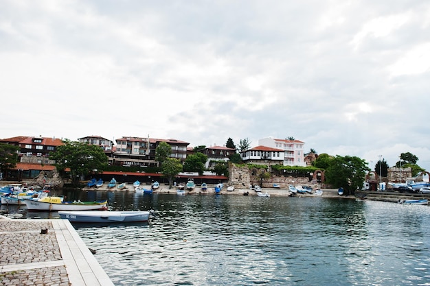 Pequeños barcos pesqueros en el puerto viejo de Nessebar