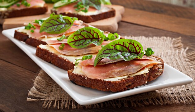 Pequeños bocadillos sándwiches con salmón salado