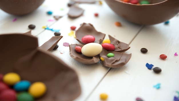 Pequeños caramelos en pieza de chocolate agrietado