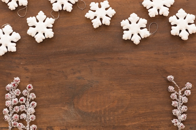 Pequeños copos de nieve con bayas