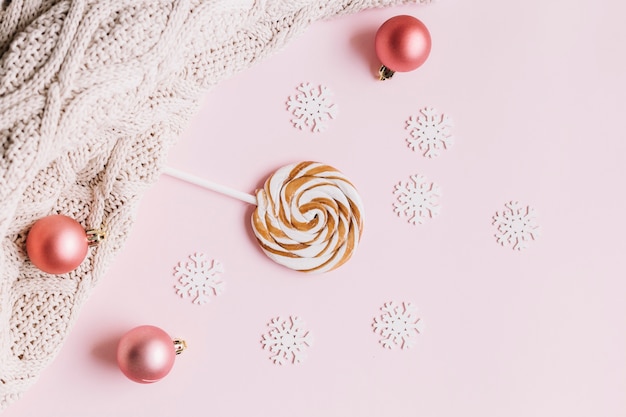 Pequeños copos de nieve con dulces en la mesa