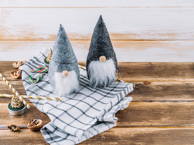 Pequeños elfos navideños con bastones de caramelo en mesa