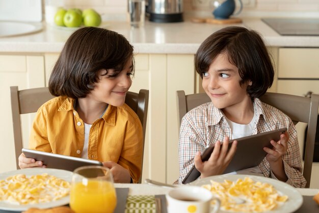 Pequeños gemelos jugando en su tableta