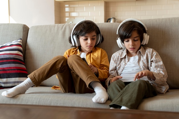 Pequeños gemelos jugando en su tableta