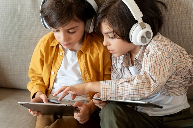 Pequeños gemelos jugando en su tableta