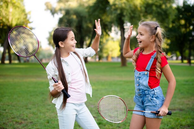 Pequeños jugadores de bádminton dando cinco