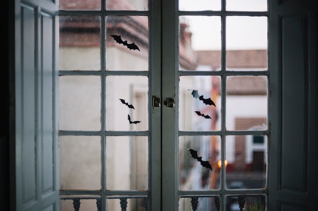 Pequeños murciélagos de papel de Halloween en la ventana