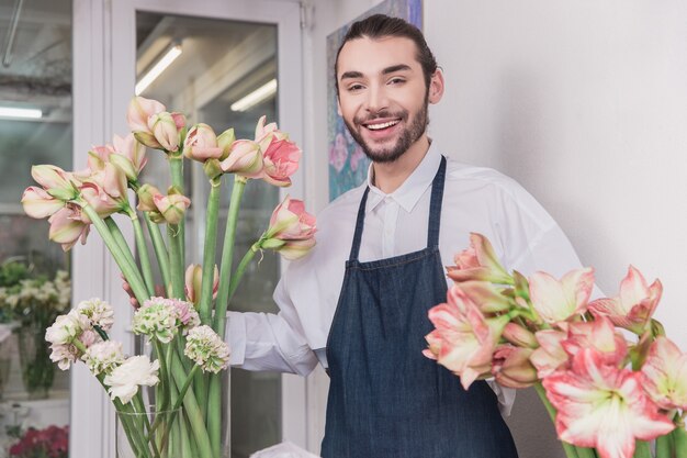 Pequeños negocios. Floristería masculina en floristería.