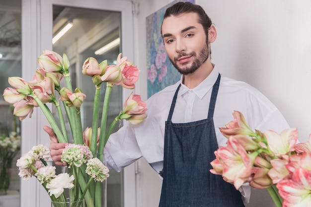 Pequeños negocios. Floristería masculina en floristería.