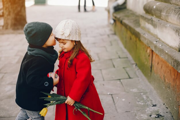 Pequeños niños en un parque