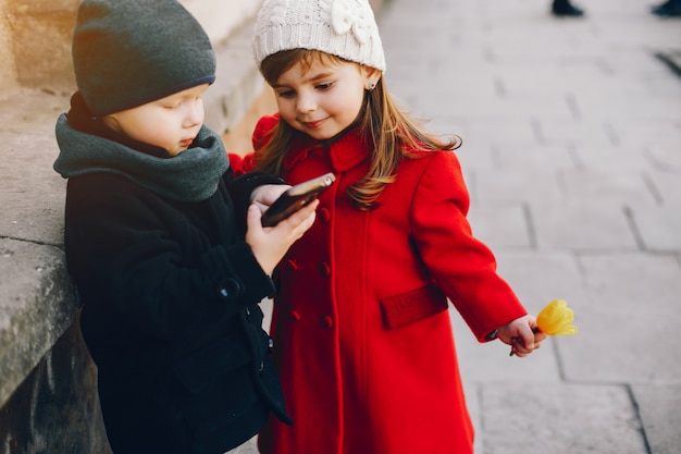 Pequeños niños en un parque