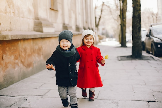 Pequeños niños en un parque