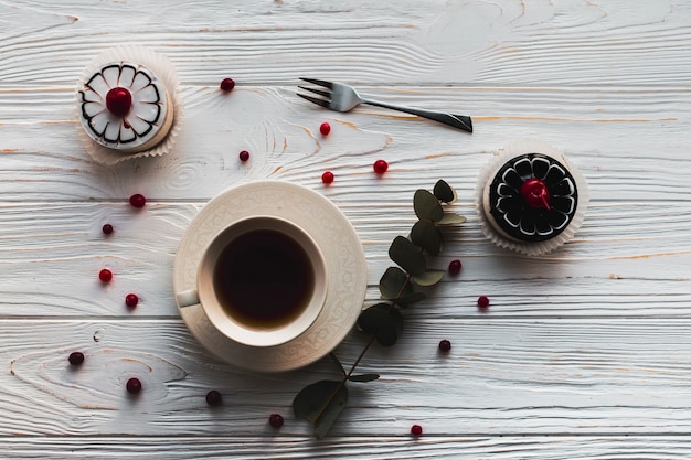 Foto gratuita pequeños pasteles cerca del café