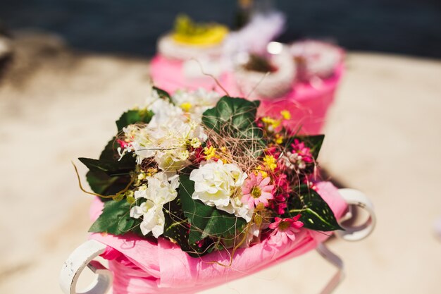 Pequeños ramos de flores de campo rosa y blanco se encuentran sobre una mesa