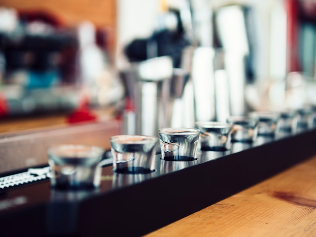 Foto gratuita pequeños vasos de chupito en barra de bar.