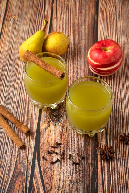 Pera verde y manzana roja con un vaso de jugo