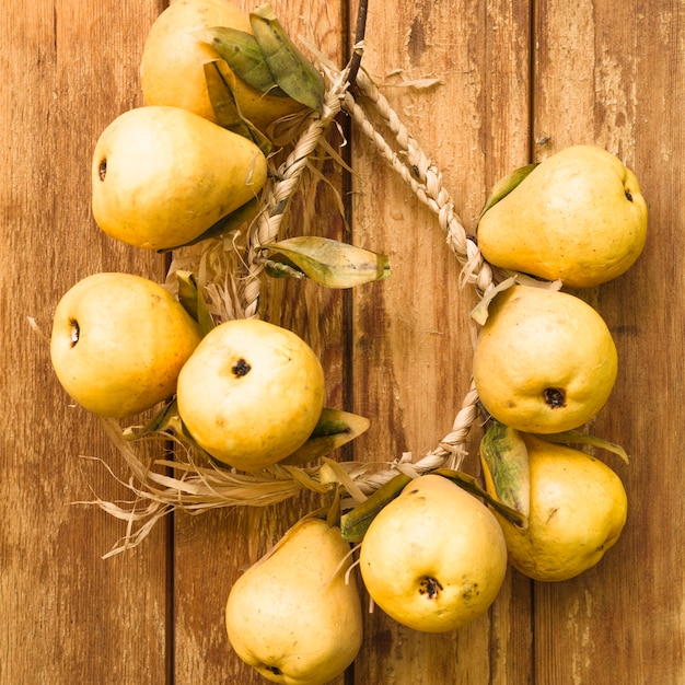 Peras amarillas en la pared de madera vieja