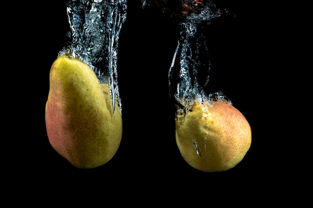 Foto gratuita peras frescas en el agua